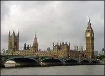 De combien d'arches est constitu le pont de fer de Westminster, qui enjambe la Tamise ?