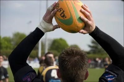 Quel joueur franais de rugby a sign dans le club du Lyon OU, accompagn de l'ancien capitaine du XV de France Lionel Nallet ?