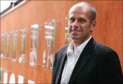 Guy Forget a arrt d'entraner l'quipe de France de tennis aprs la dfaite en Coupe Davis contre les Etats-Unis, le 8 avril. Depuis combien de temps tait-il  ce poste ?