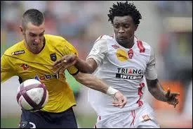 Quel est le poste de Moukandjo ? Indice : Le poste de Hadji et Kim  Nancy.