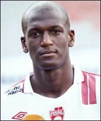 Quel est le poste de Sami ? Indice : Je crois qu'il n'aime pas porter des gants.