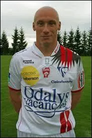 Qui est ce dfenseur ? Indice : Mon premier est avant  de dme  ou  en velay , mon deuxime est une pice d'une maison.