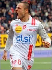 Qui est ce milieu offensif ? Indice : Attention, vas-y... .