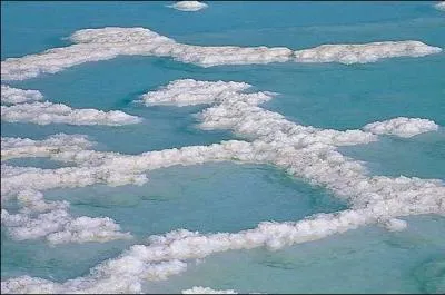 Cette tendue d'eau est rpute pour tre l'endroit le plus sal au monde. Il est partag entre deux pays :