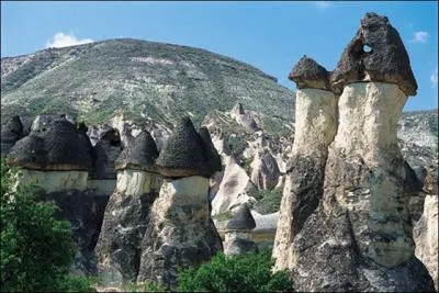 Ce paysage aux formes bizarres peut servir de rsidence troglodytique aux habitants du coin. O se trouve-t-il ?
