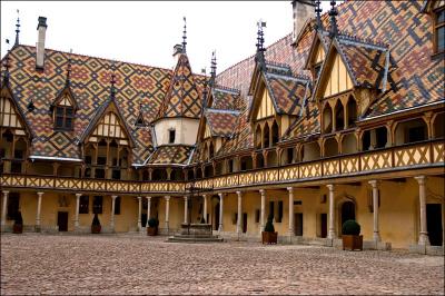 Ville de Bourgogne connue pour ses hospices ( photo) et son vin.