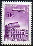 Combien de temps a dur la construction du Colise, le symbole de Rome, visible sur ce timbre de Hongrie ?