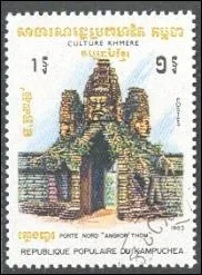 Quelle affirmation du temple Cambodgien d'Angkor Vat visible sur ce timbre du Cambodge est fausse ?