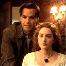 Jack la persuade de ne pas sauter, et au moment o elle se dcide, elle glisse et Jack la rattrape. Quelle excuse Rose invente-elle pour expliquer la chute  son fianc ?