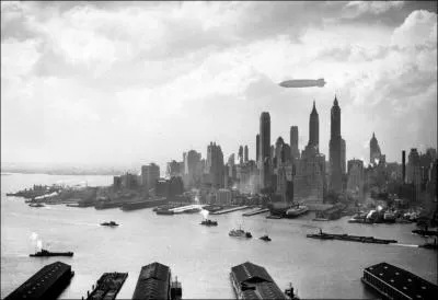 Sur cette photo, on voit le Hindenburg au-dessus de New-York, mais quelle fut sa premire destination internationale ?