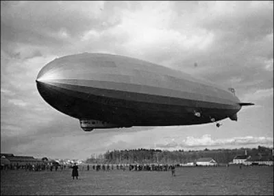 Lors de la crmonie des Jeux Olympiques de 1936, l'Hindenburg accapara l'attention des spectateurs, ce qui fit dire  Hitler, en apart ...