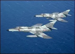 ''Stone, le monde est stone / Ils veulent nous anesthésier l'esprit / Nous disent que le PARADIS est ici, bombes et missiles, stop / Le monde est stone.''