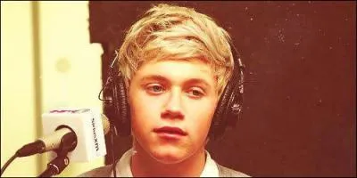 La couleur naturelle de ses cheveux est :