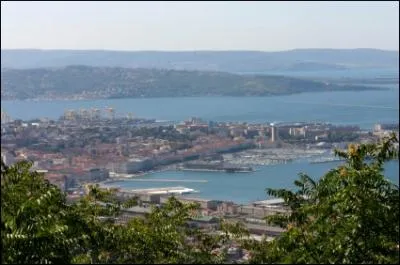 Le golfe de Venise borde trois pays : l'Italie, la Croatie et la Slovnie. Quelle ville portuaire italienne est-elle situe sur sa rive ?