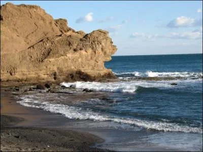 En mer Mditerrane, le golfe du Lion s'tend de la frontire espagnole jusqu' Toulon. Quel est le nom de la cte qui le borde entre Argels-sur-Mer, en France, et Port-Bou, en Espagne ?