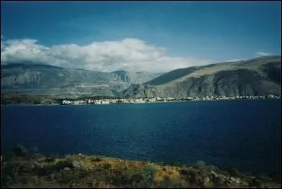 Comment s'appelle le golfe qui spare la Grce continentale de l'le de Ploponnse ?