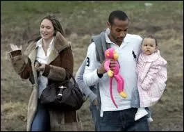 Thierry Henry se marie avec le mannequin anglais Nicole Merry le 5 juillet 2003, avec laquelle il a eu la petite Tea, seulement ils doivent divorcer en 2008.