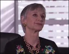 Cette vieille femme est ...