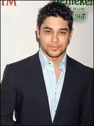 Acteur pour de nombreux films, il a aussi t prsentateur tl sur une chane pour ados. Qui est-ce ?