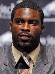 Joueur professionnel de football amricain, il est depuis 2009 aux cts des Eagles de Philadelphie. Qui est-ce ?