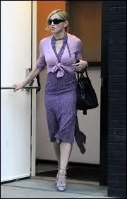 Qui est donc cette star pourtant ultra-branche et d'avant-garde, habille comme une mamie faisant ses courses ?