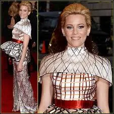 Il s'agit de l'trange modle porte par Elizabeth Banks, qui fait qu'elle semble ?