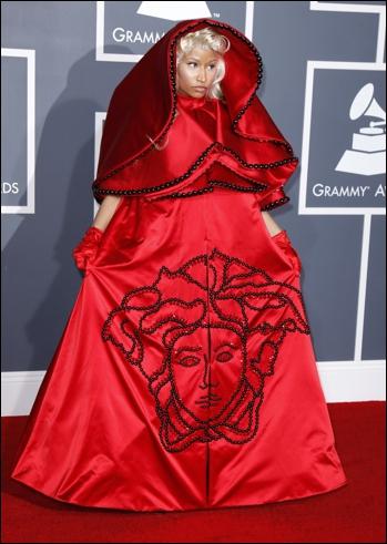 C'est l'artiste Nikki Minaj qui, à la Cérémonie des Grammys porte une tenue franchement proche du ridicule, pourtant d'un grand couturier. Quel couturier ?