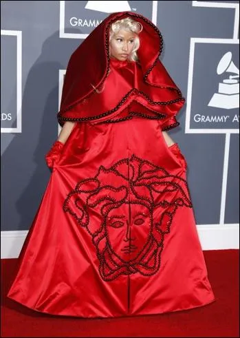 C'est l'artiste Nikki Minaj qui,  la Crmonie des Grammys porte une tenue franchement proche du ridicule, pourtant d'un grand couturier. Quel couturier ?