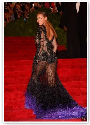 Pour apprcier vraiment, il faut cliquer sur la photo pour l'agrandir. Qui a port rcemment cette robe toute en transparences assez malencontreuses ?