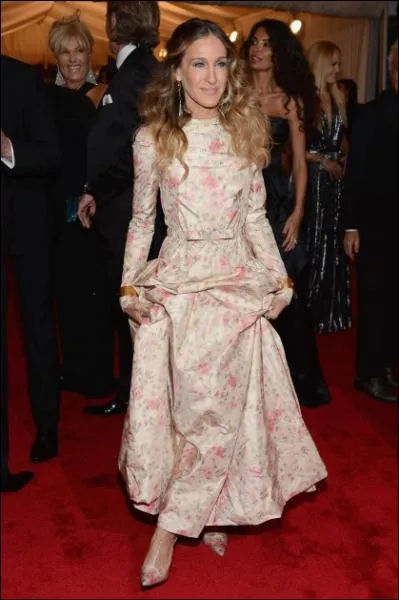 L aussi, un petit click permet de se rendre compte que la robe semble constitue de morceaux d'anciennes chemises de nuit, et pourtant qui a choisi de la porter ?