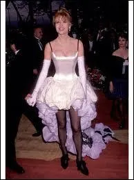 C'est pourtant  l'occasion de la Crmonie des Oscars que cette actrice a port ce modle pour le moins disgrcieux. Qui est-elle ?