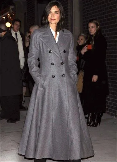 On reste un peu interdit devant ce choix d'un manteau qui a l'air de faire 3 tailles de trop, surtout pour l'pouse d'un milliardaire, puisqu'il s'agit de ?