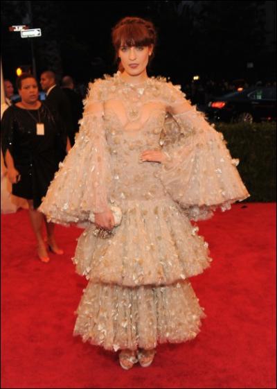 L'artiste qui porte cette... chose est peu connue en France, il s'agit de Florence Welch. A quoi peut faire penser une telle tenue ?