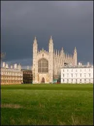 Ce bâtiment, une splendeur, est la KING's College Chapel, qui est située dans une grande ville universitaire de Grande-Bretagne. Laquelle ?