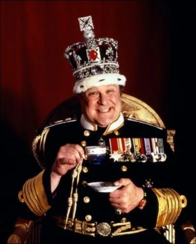 Qui tient le rôle de Ralph super KING, comédie qui raconte l'histoire d'un américain moyen devenu l'héritier du trône d'Angleterre ?