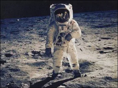 En quelle anne Neil Armstrong fut-il le premier l'homme  avoir pos le pied sur la Lune ?