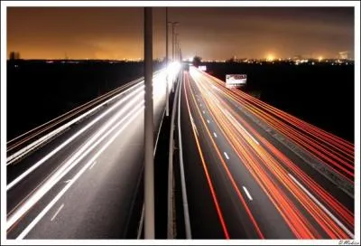 La vitesse de la lumire est d'environ :