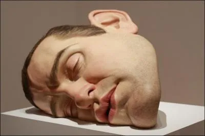 Comment s'appelle cette sculpture de Ron Mueck ?