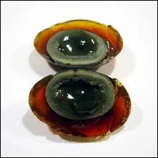 Ce plat est une tradition chinoise qui porte le nom d'Oeuf de cent ans (les anglais disent Oeuf de mille ans). Combien de temps le garde-t-on dans une prparation avant consommation ?