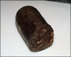 Cette charcuterie noire, si elle contient pices fortes et piment, prend le nom de ?