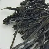 La photographie montre du wakame sch, c'est  dire une algue comestible, noire au schage. Dans la liste, quelles sont les algues comestibles ?