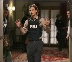 Dans un pisode de la saison 4, avec quel membre de son quipe Reid est-il retenu prisonnier par une secte religieuse ?