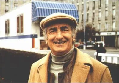 L, il est en civil mais en temps normal, il a du maquillage sur le visage, il se prnomme ...