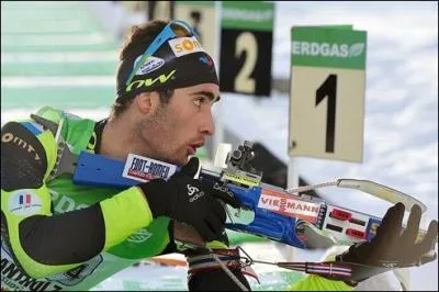 Combien de biathltes ont russi  remporter trois victoires en un seul Championnat du Monde ?