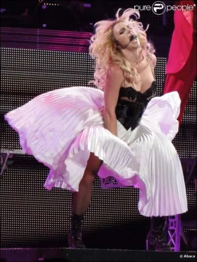 Comment s'appelle le nom de sa tourne de 2012 ?