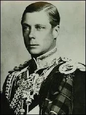 Fils an de George V, il abdique en dcembre 1936 pour pouser une amricaine divorce, Wallis Simpson, et reoit le titre de duc de Windsor :