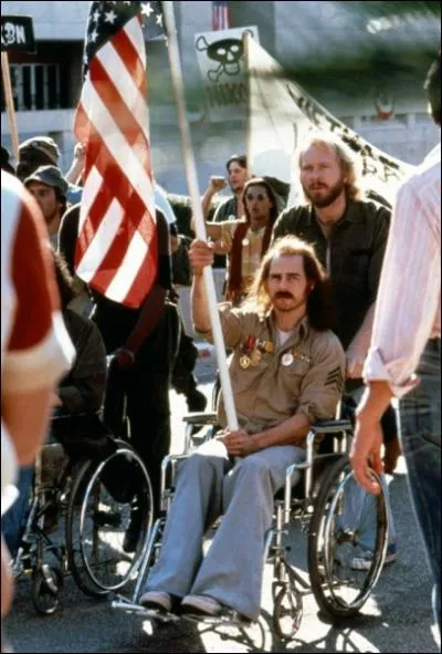Film d'Oliver Stone adapt du livre autobiographique de Ron Kovic, sorti en 89. L'histoire d'un homme volontaire pour se battre au Vit Nam, il en reviendra paraplgique. Avec Tom Cruise.