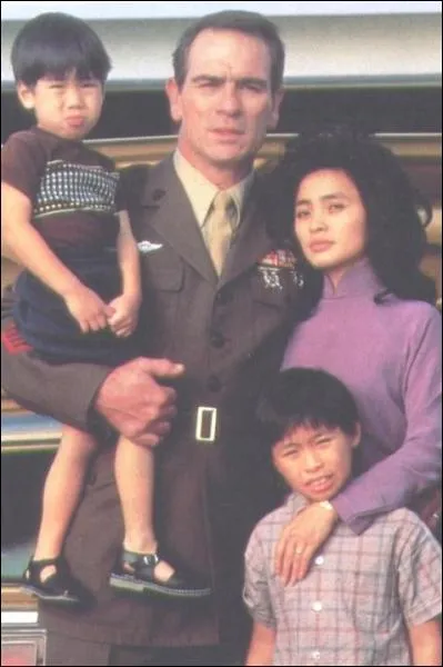 Trs beau film d'Oliver Stone avec Tommy Lee Jones dans le rle de Steve Butler, soldat amricain qui tombe fou amoureux d'une Vietnamienne. Film marqu par les souvenirs vcus par Stone. A Voir !