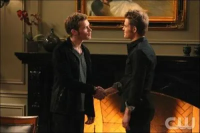 Qui fait un pacte avec Stefan pour ne pas qu'Alaric retrouve le corps de Klaus ?