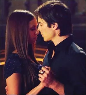 Qui embrasse Elena au cours de l'pisode ?